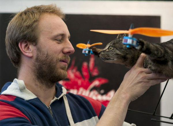 Голландский художник превратил мертвую кошку в вертолет с дистанционным управлением, получивший название «Орвиллкоптер» (Orvillecopter)